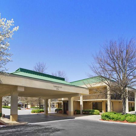 Howard Johnson By Wyndham Greensboro Near The Coliseum Extérieur photo