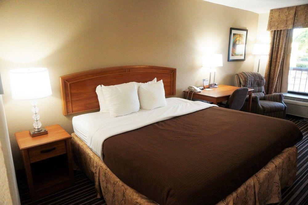 Howard Johnson By Wyndham Greensboro Near The Coliseum Extérieur photo