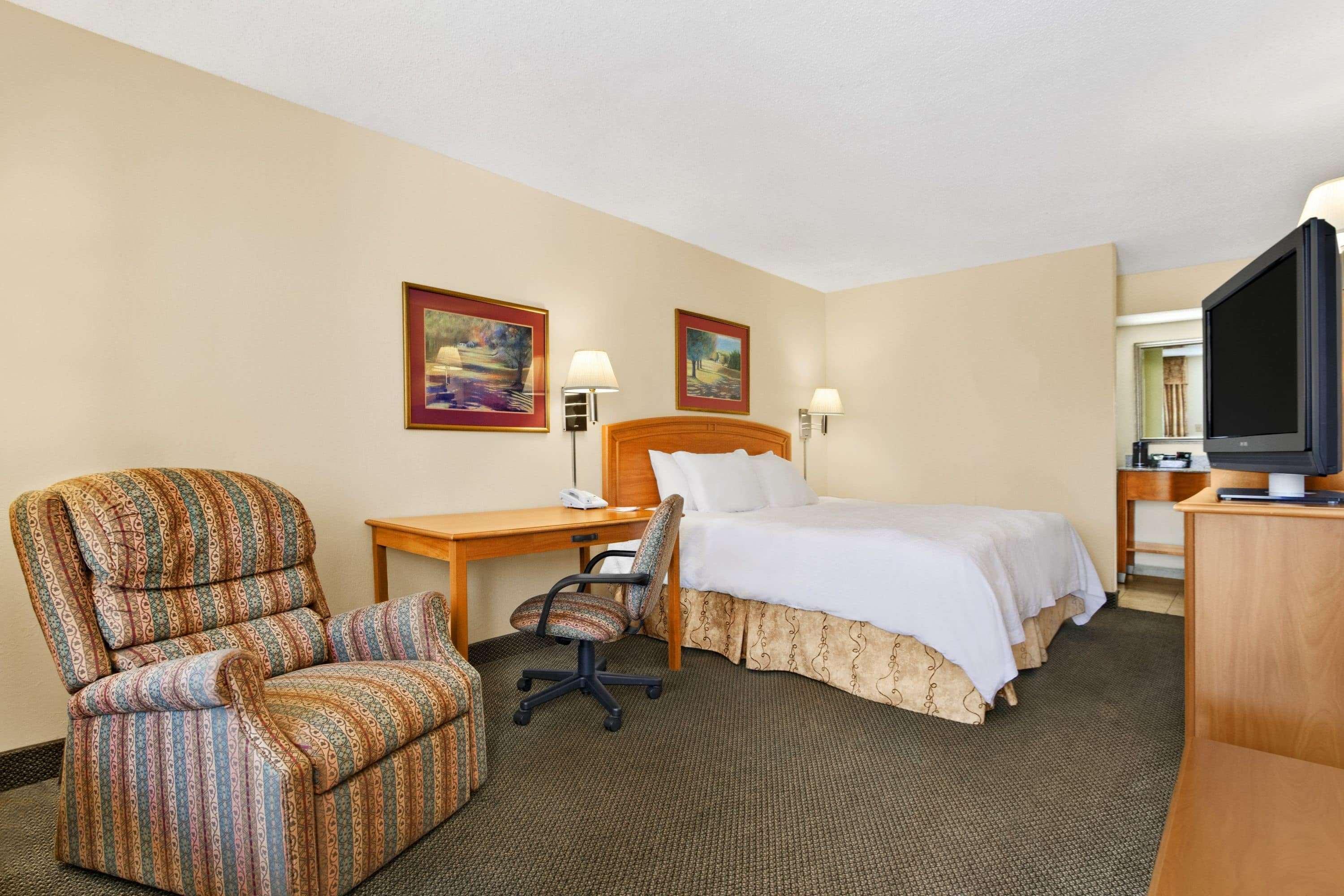 Howard Johnson By Wyndham Greensboro Near The Coliseum Extérieur photo