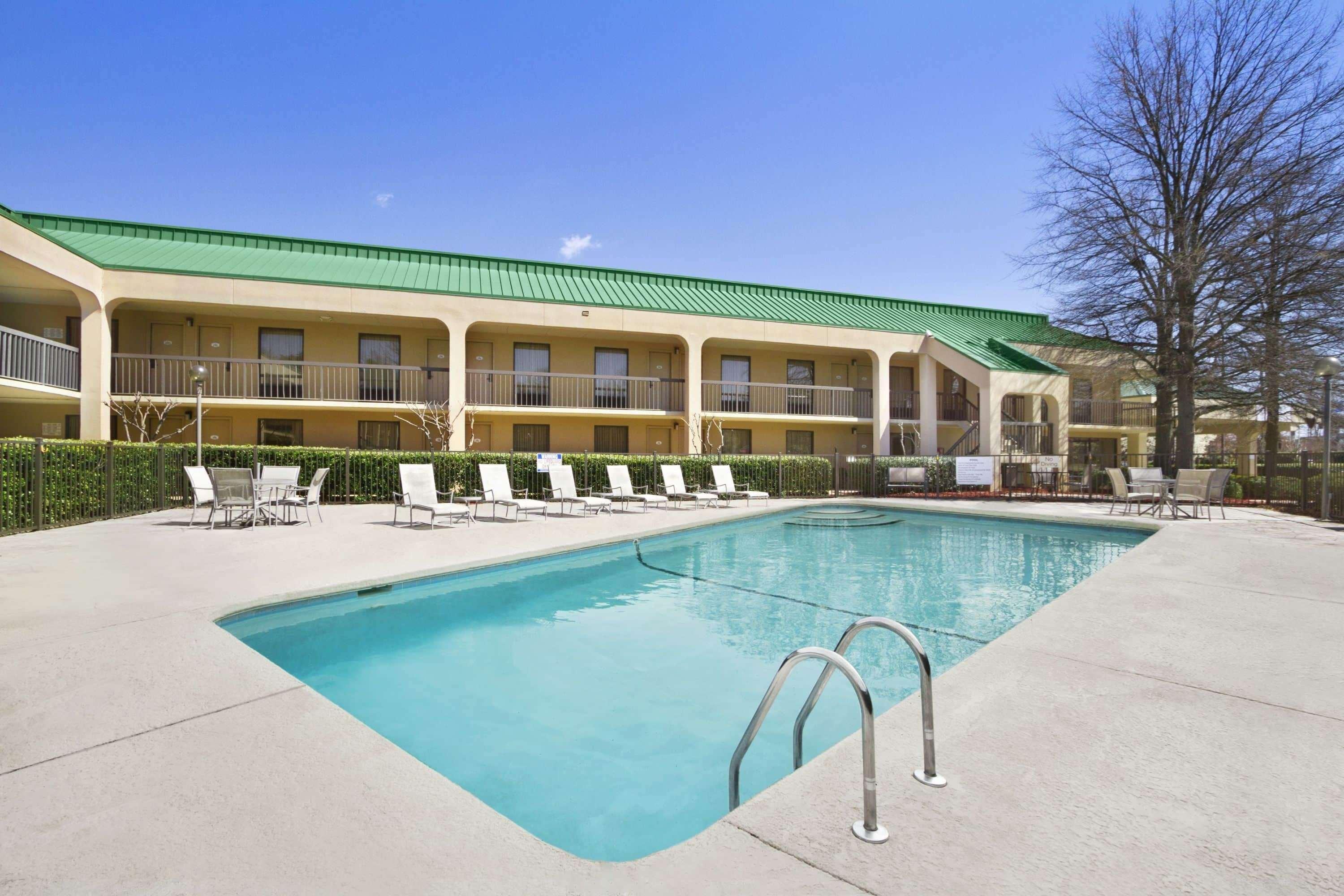 Howard Johnson By Wyndham Greensboro Near The Coliseum Extérieur photo