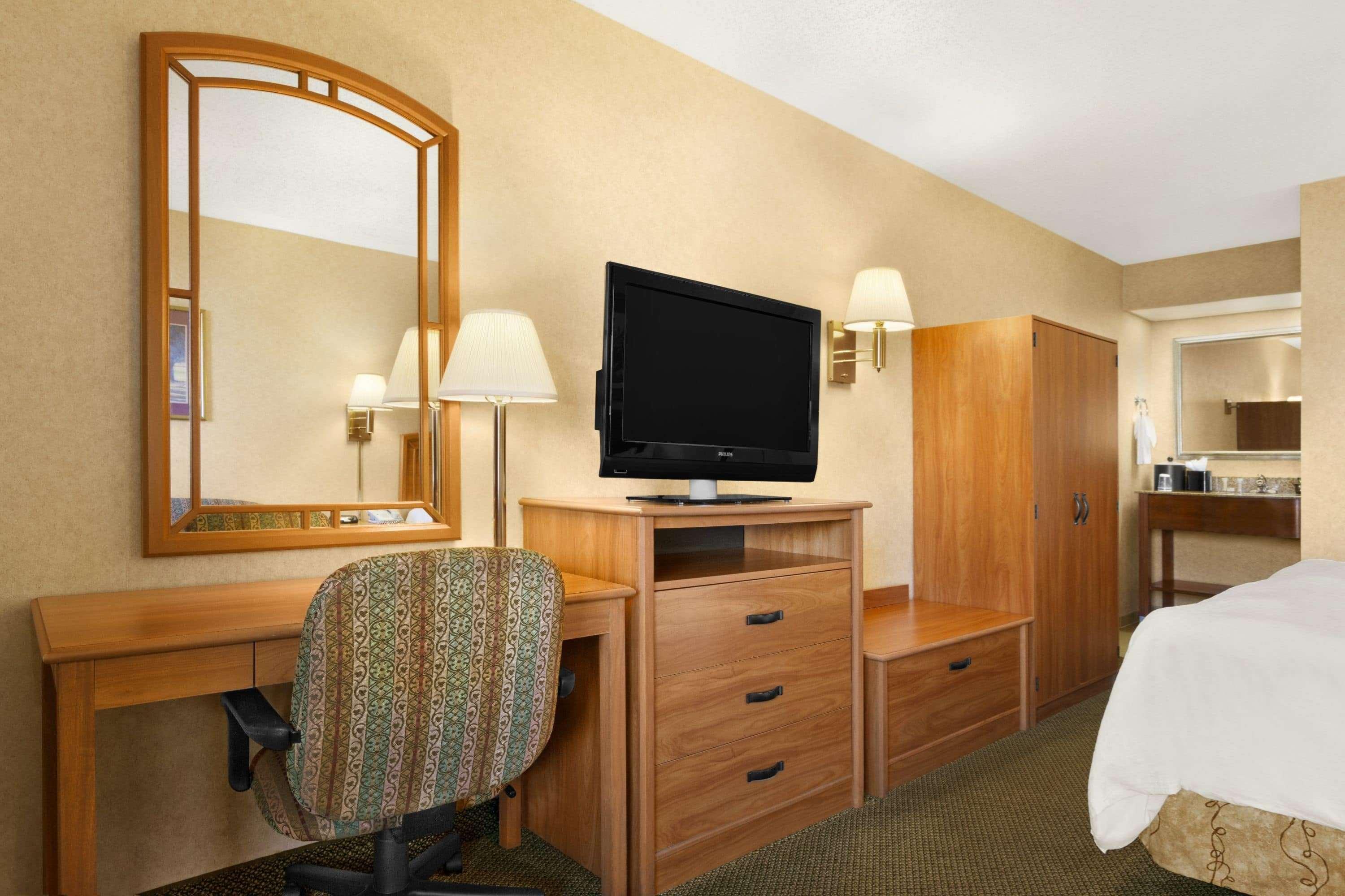 Howard Johnson By Wyndham Greensboro Near The Coliseum Extérieur photo