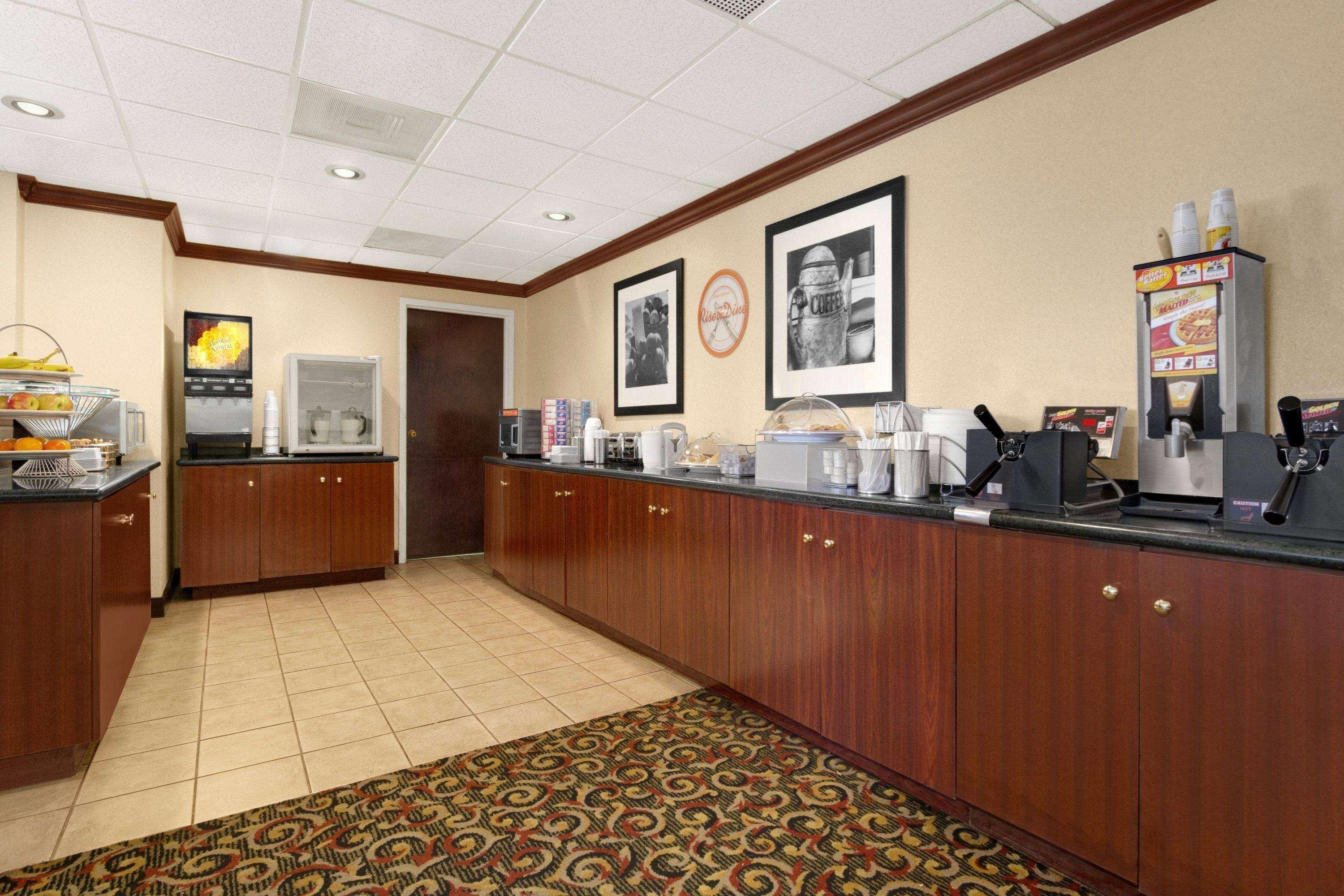 Howard Johnson By Wyndham Greensboro Near The Coliseum Extérieur photo