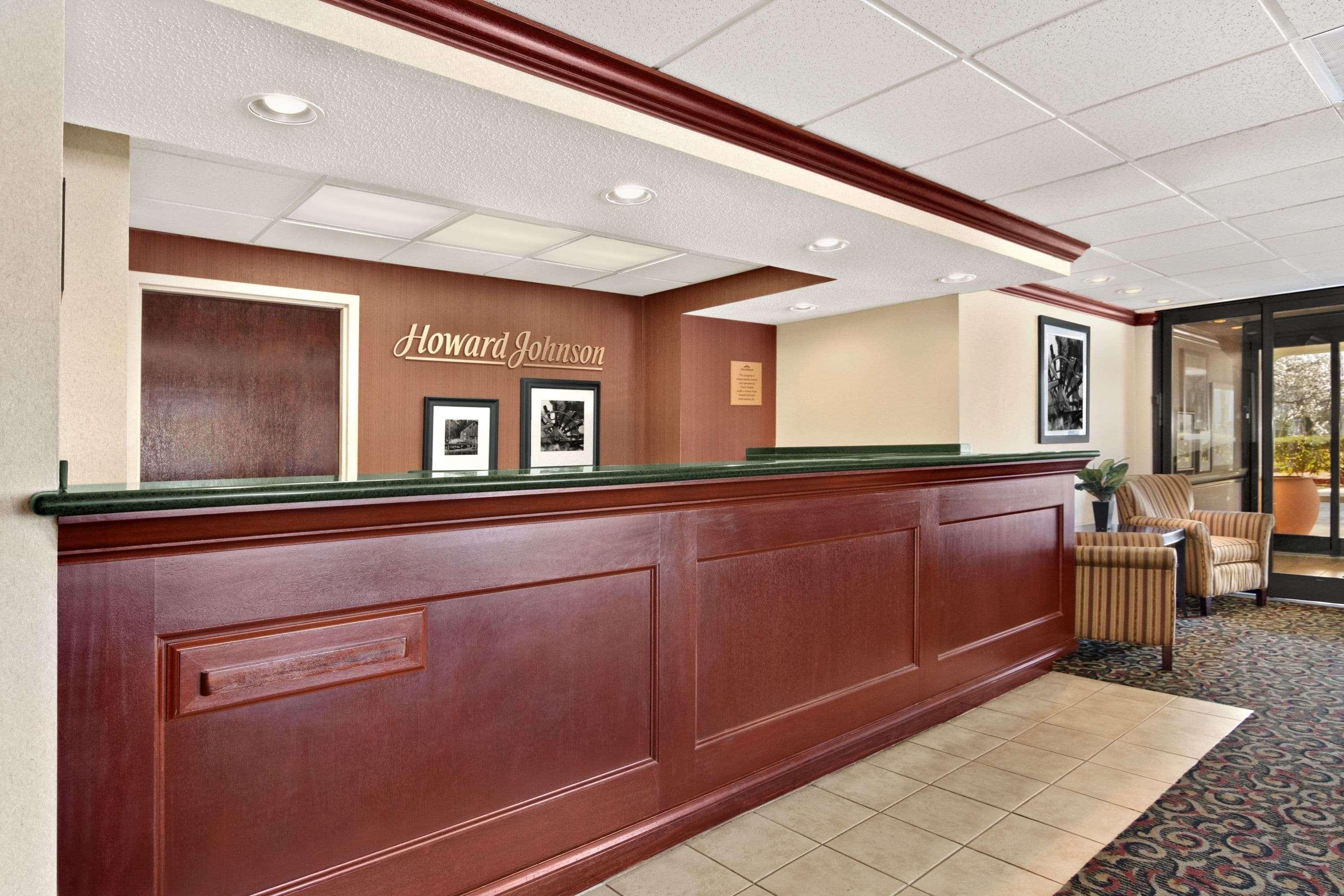 Howard Johnson By Wyndham Greensboro Near The Coliseum Extérieur photo