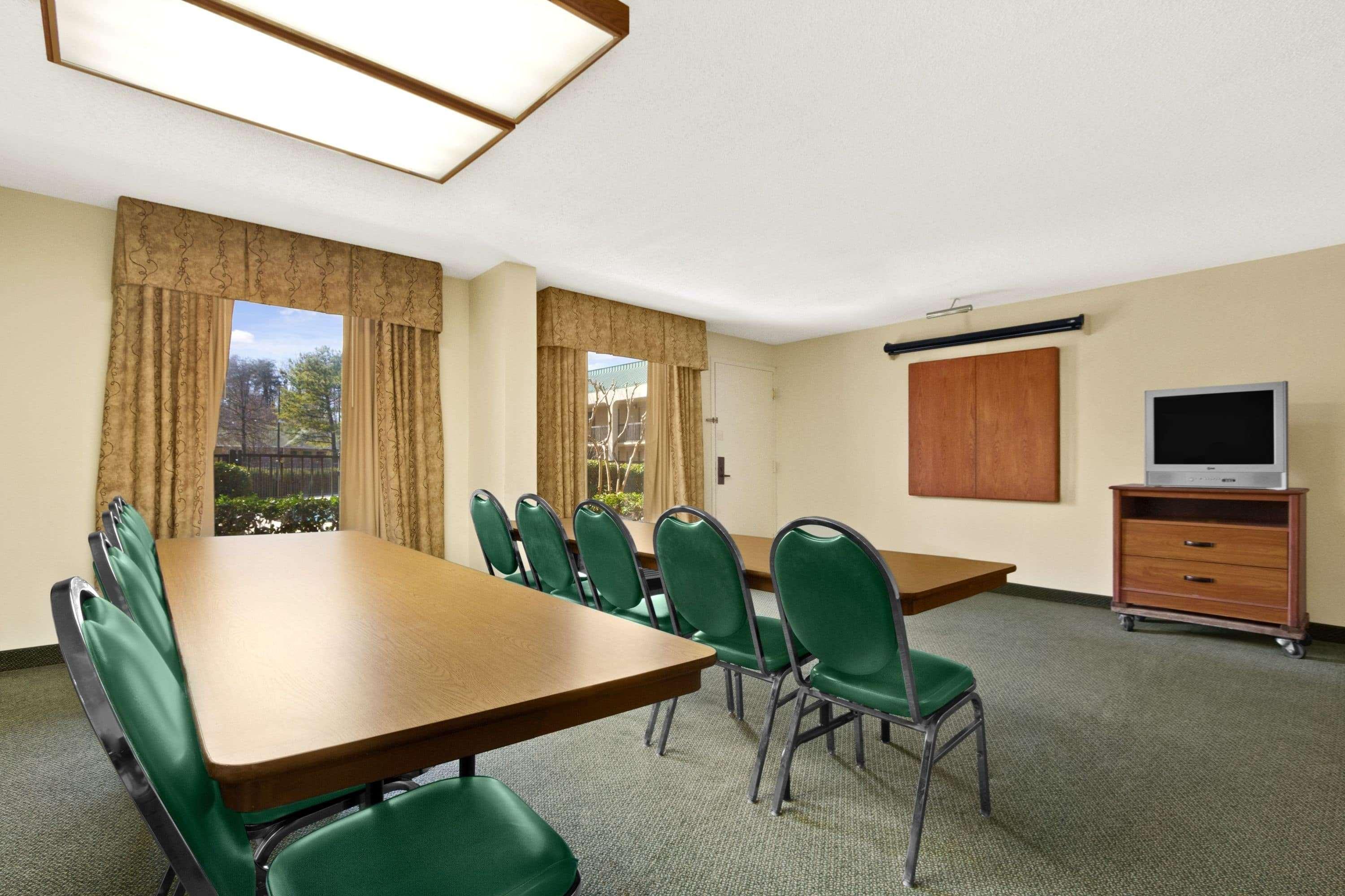 Howard Johnson By Wyndham Greensboro Near The Coliseum Extérieur photo