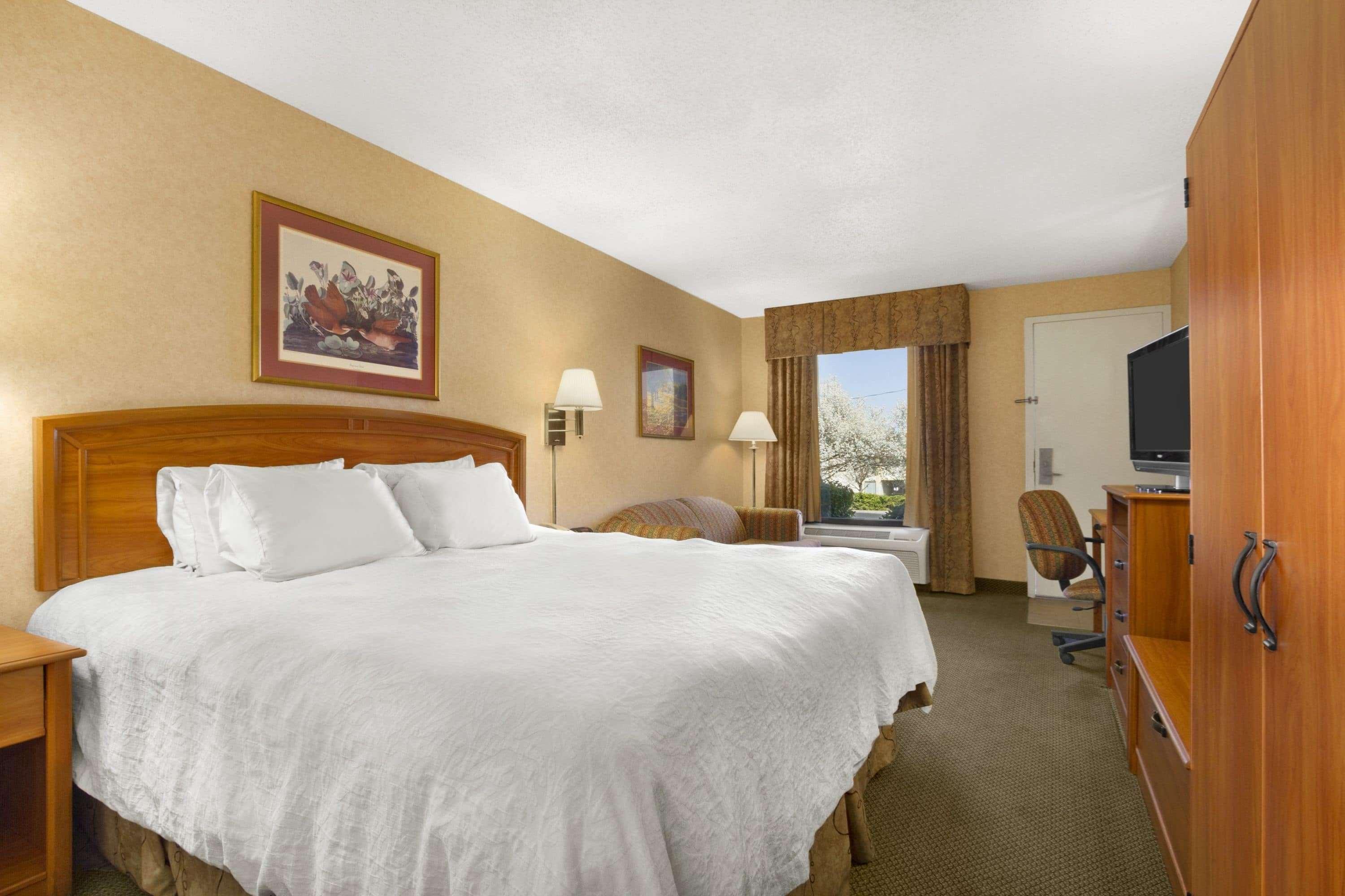 Howard Johnson By Wyndham Greensboro Near The Coliseum Extérieur photo