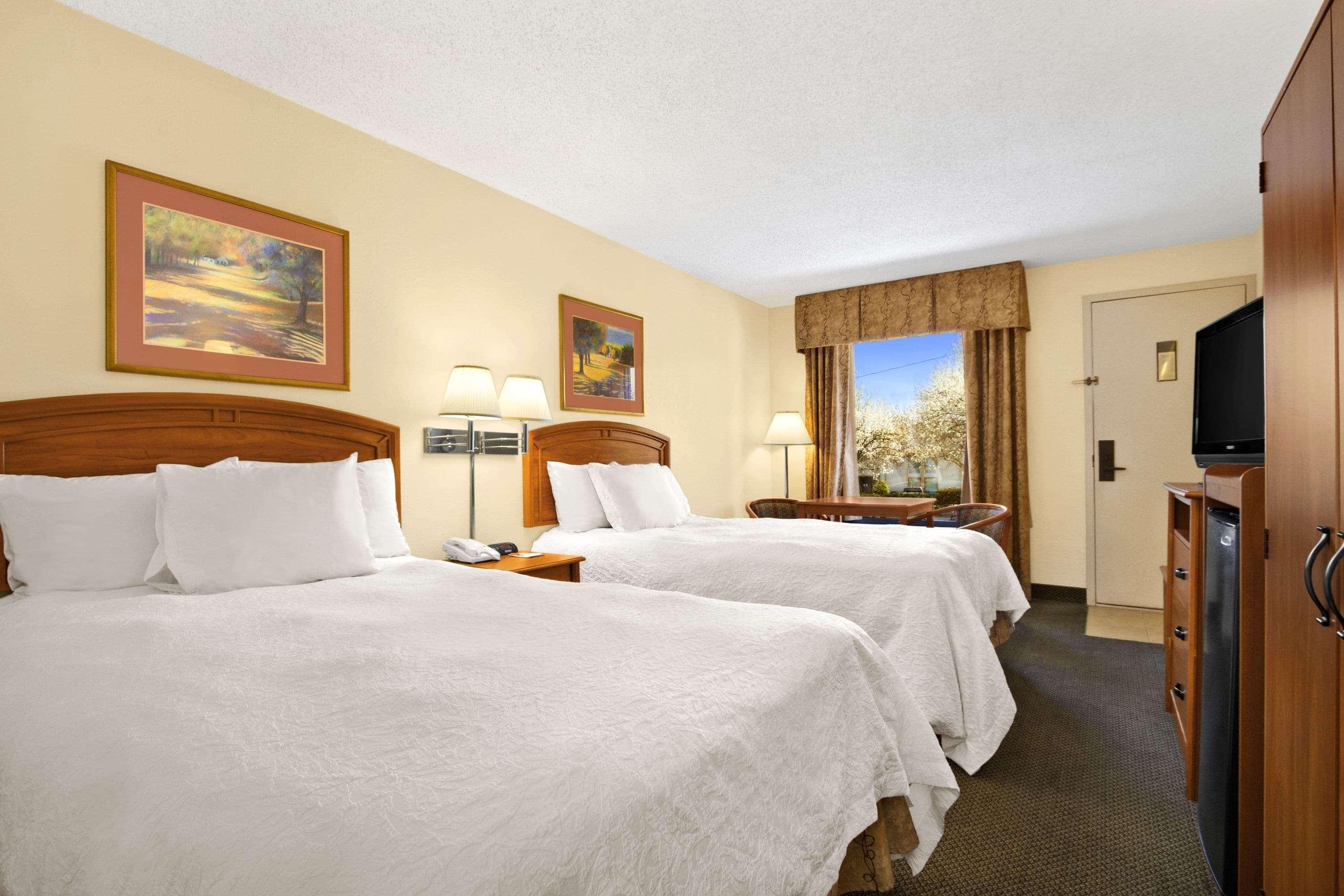 Howard Johnson By Wyndham Greensboro Near The Coliseum Extérieur photo
