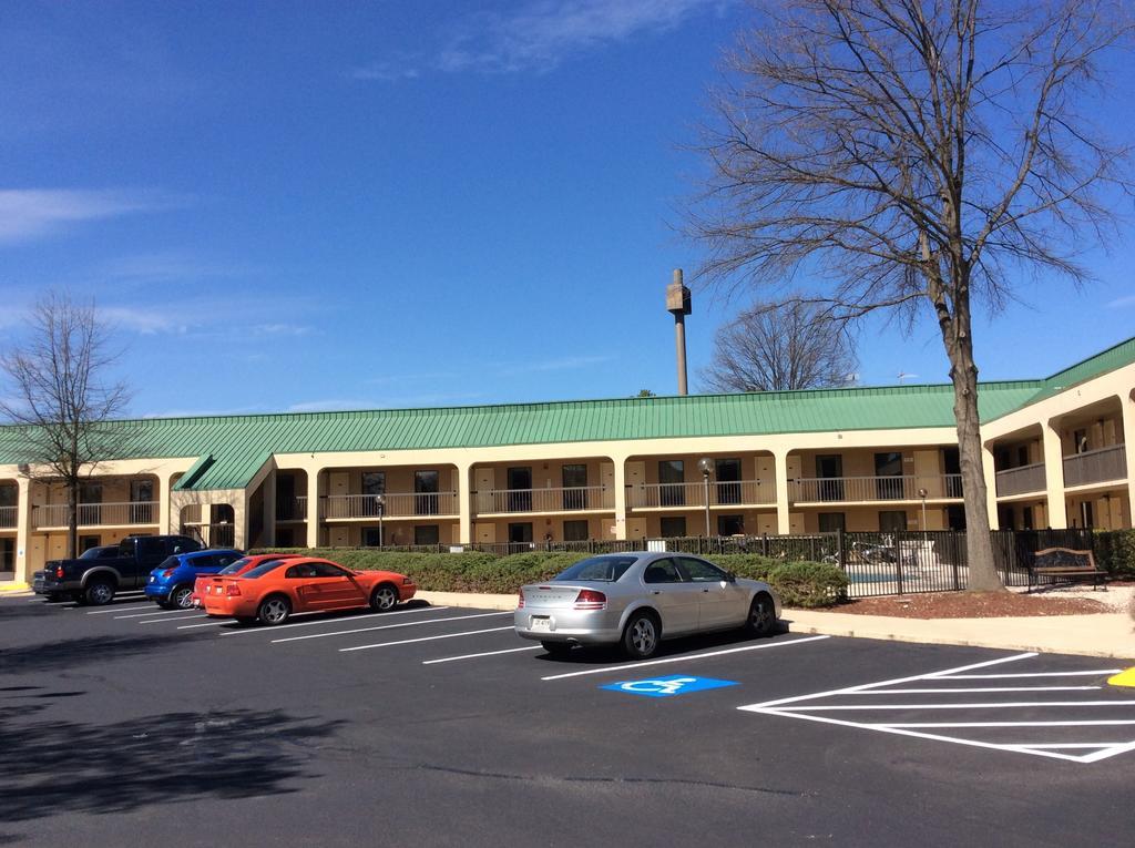 Howard Johnson By Wyndham Greensboro Near The Coliseum Extérieur photo
