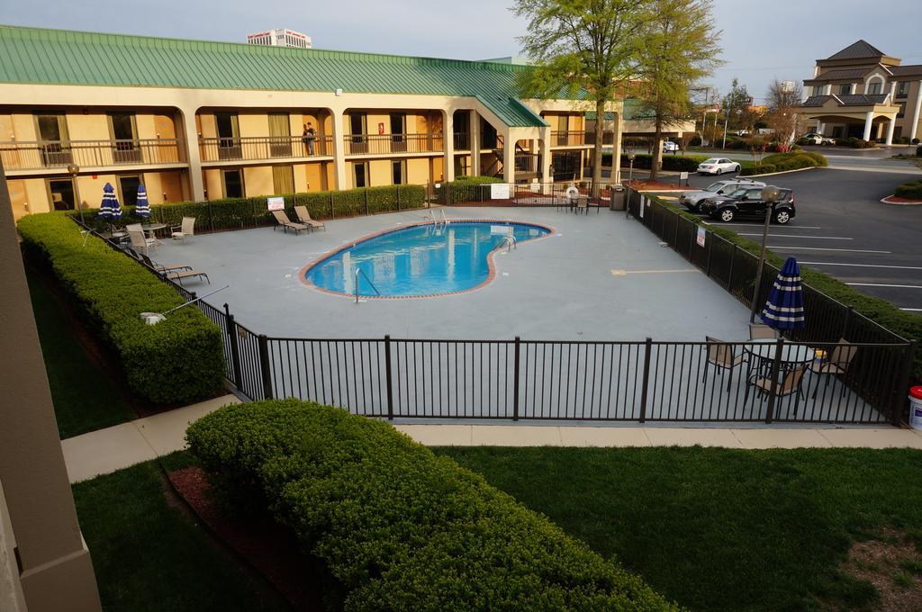 Howard Johnson By Wyndham Greensboro Near The Coliseum Extérieur photo