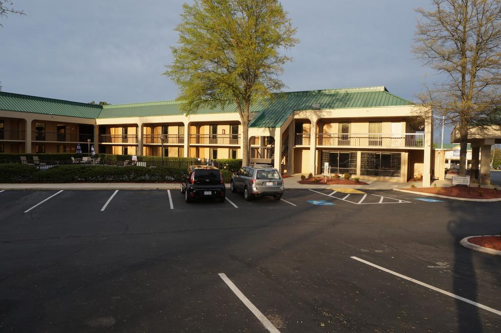 Howard Johnson By Wyndham Greensboro Near The Coliseum Extérieur photo