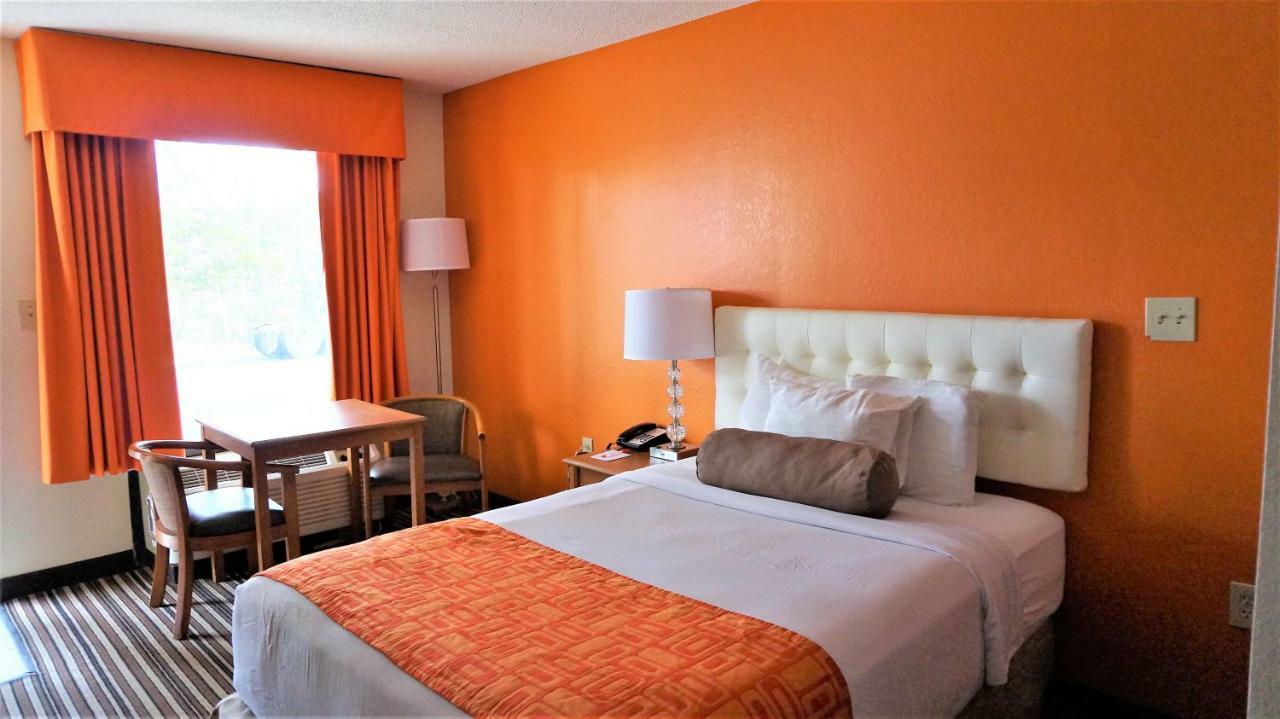 Howard Johnson By Wyndham Greensboro Near The Coliseum Extérieur photo