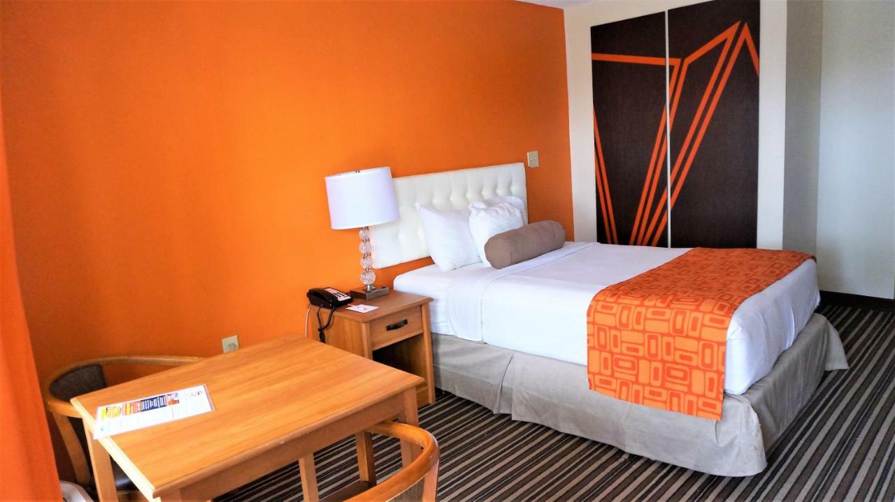 Howard Johnson By Wyndham Greensboro Near The Coliseum Extérieur photo