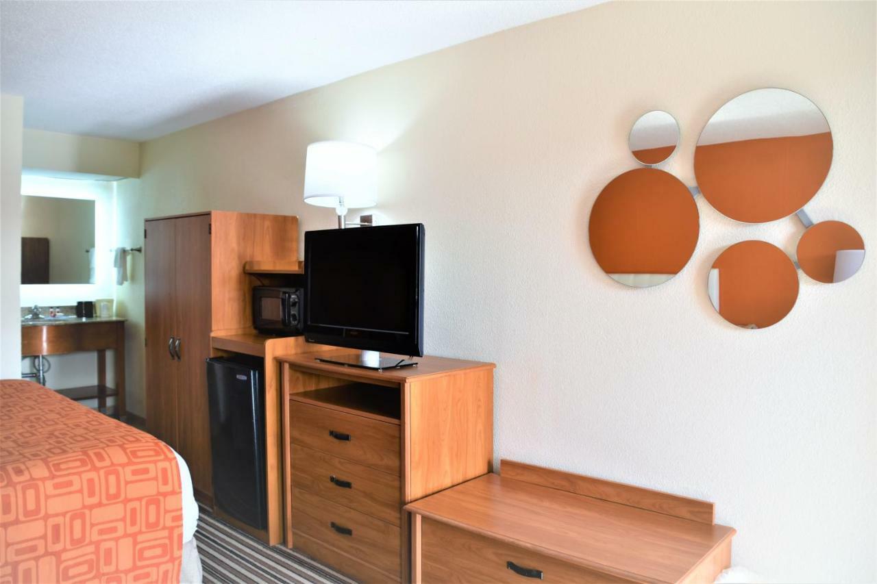 Howard Johnson By Wyndham Greensboro Near The Coliseum Extérieur photo