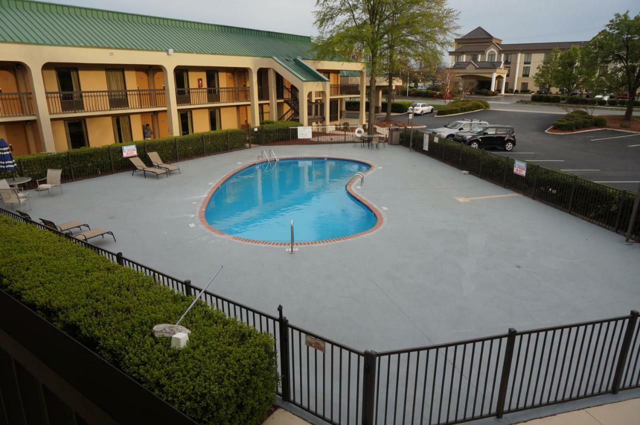 Howard Johnson By Wyndham Greensboro Near The Coliseum Extérieur photo