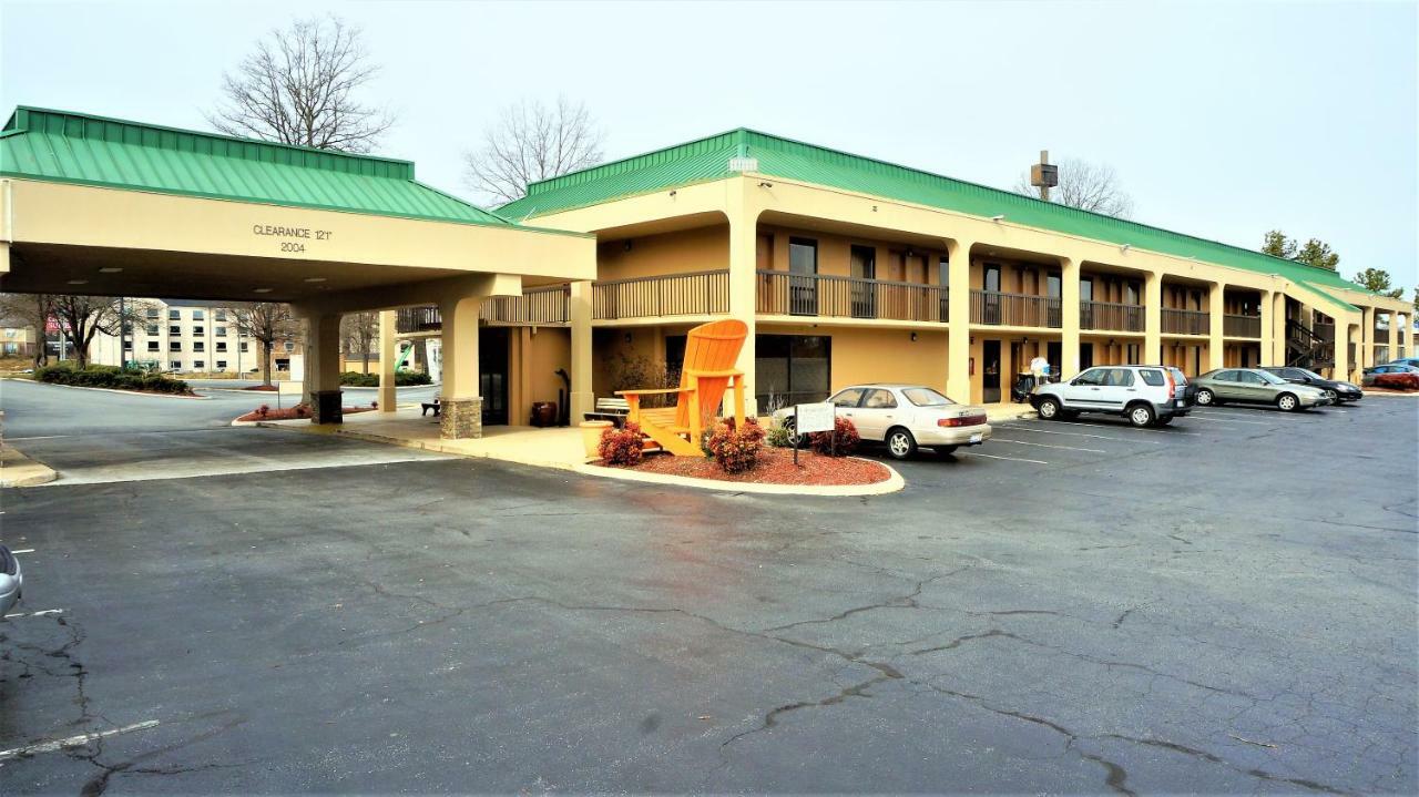 Howard Johnson By Wyndham Greensboro Near The Coliseum Extérieur photo
