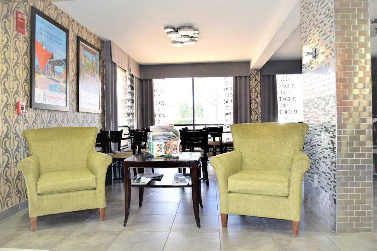 Howard Johnson By Wyndham Greensboro Near The Coliseum Extérieur photo