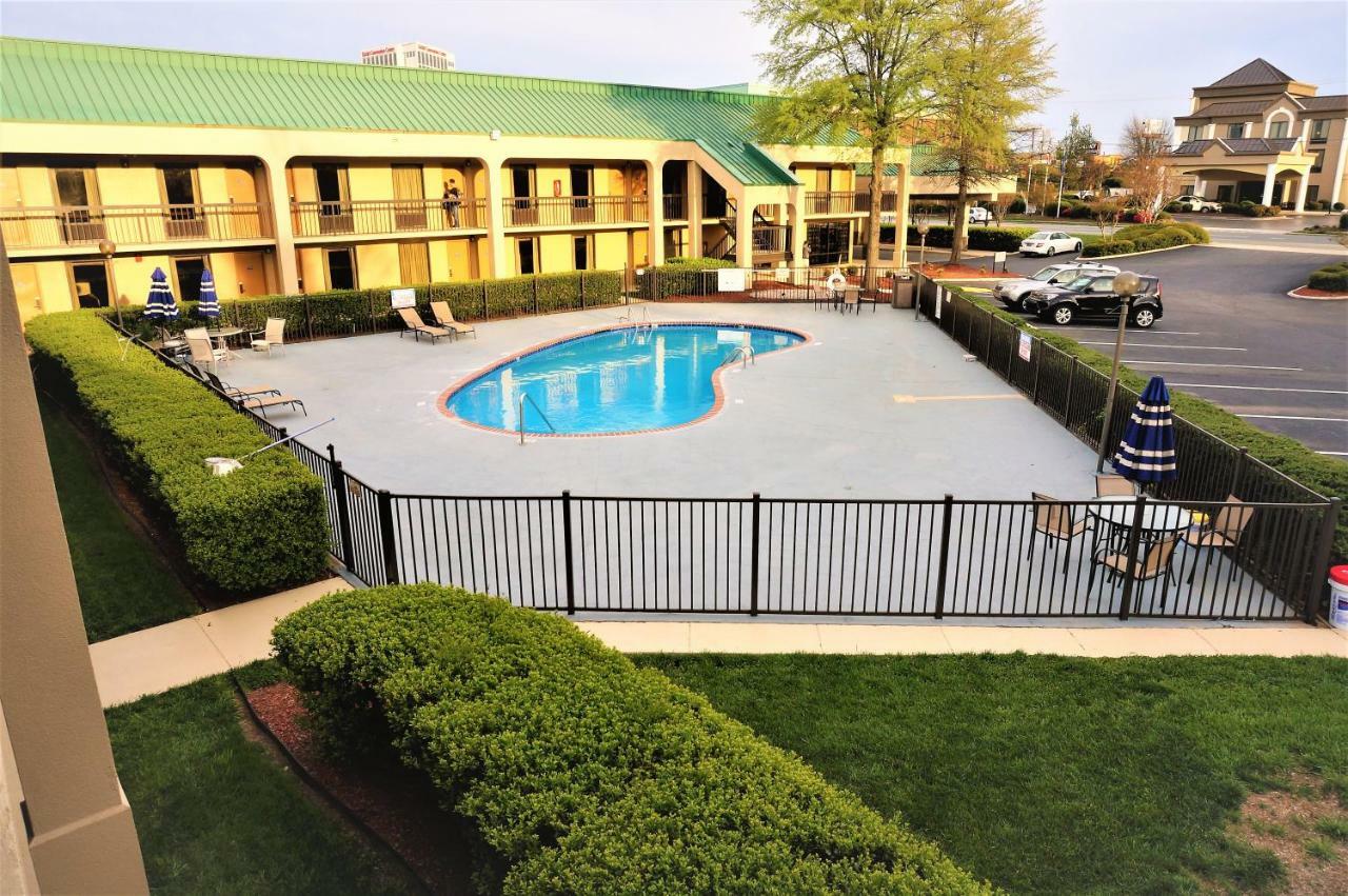 Howard Johnson By Wyndham Greensboro Near The Coliseum Extérieur photo