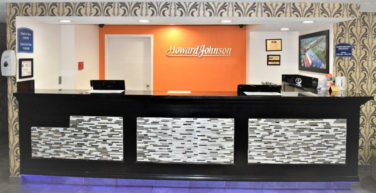 Howard Johnson By Wyndham Greensboro Near The Coliseum Extérieur photo