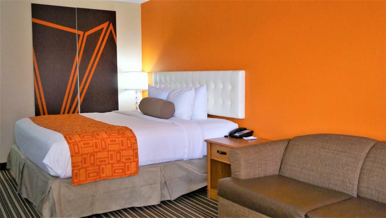 Howard Johnson By Wyndham Greensboro Near The Coliseum Extérieur photo