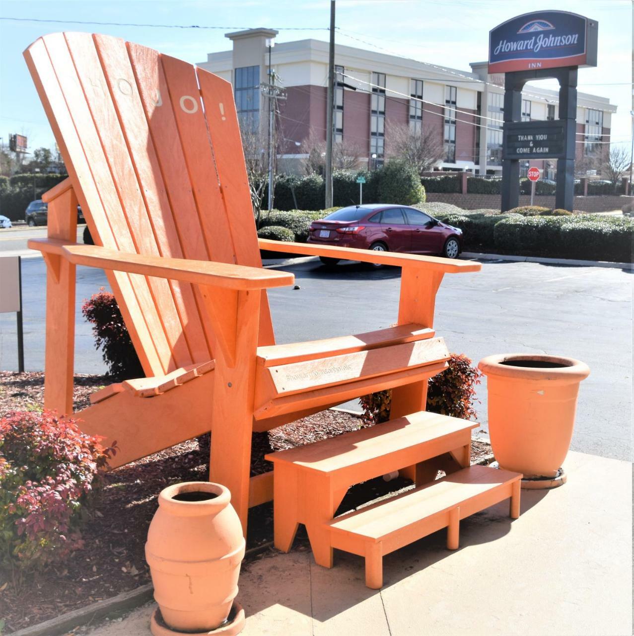 Howard Johnson By Wyndham Greensboro Near The Coliseum Extérieur photo