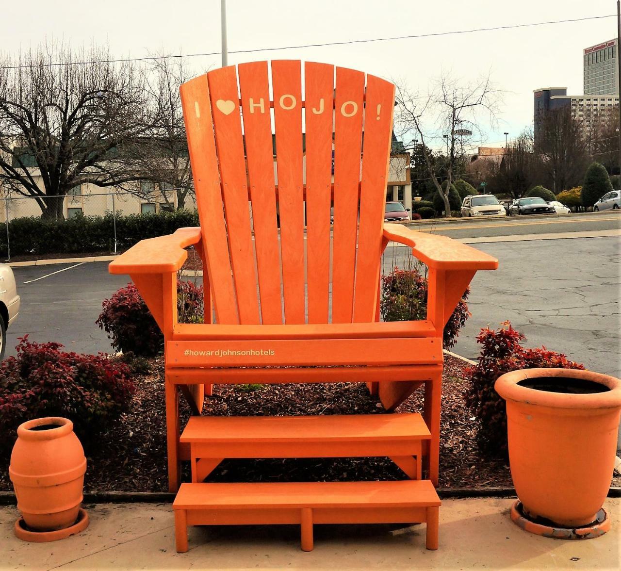 Howard Johnson By Wyndham Greensboro Near The Coliseum Extérieur photo