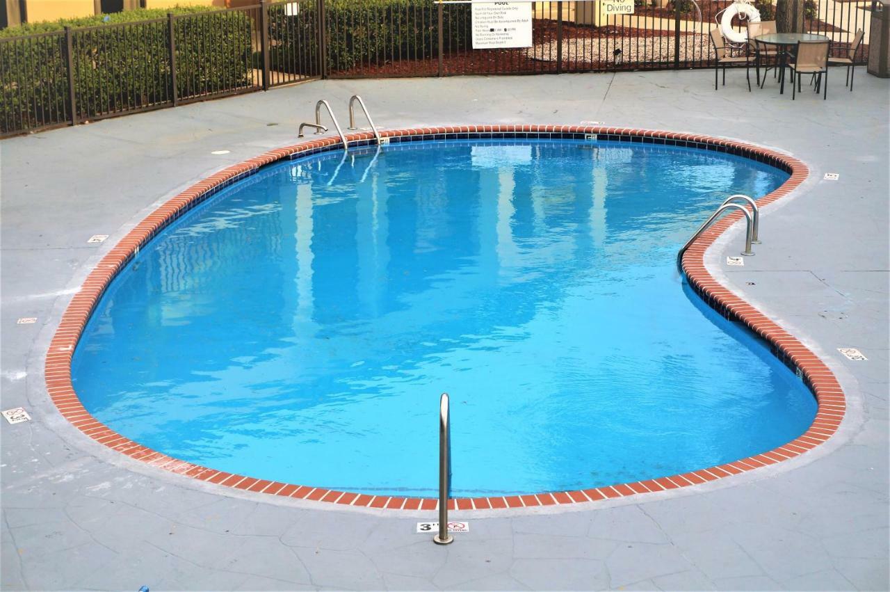 Howard Johnson By Wyndham Greensboro Near The Coliseum Extérieur photo