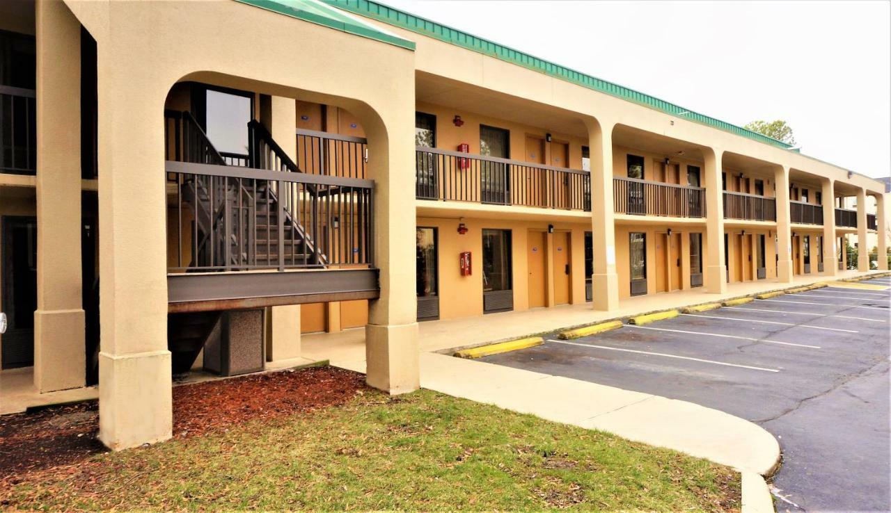 Howard Johnson By Wyndham Greensboro Near The Coliseum Extérieur photo