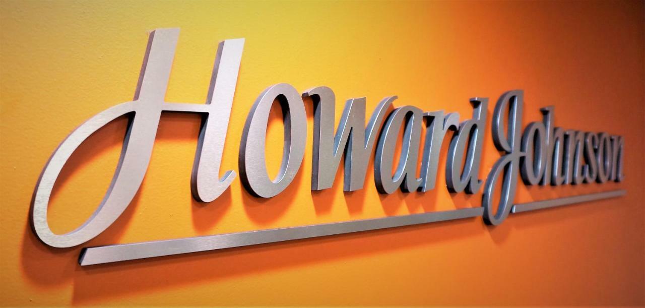 Howard Johnson By Wyndham Greensboro Near The Coliseum Extérieur photo