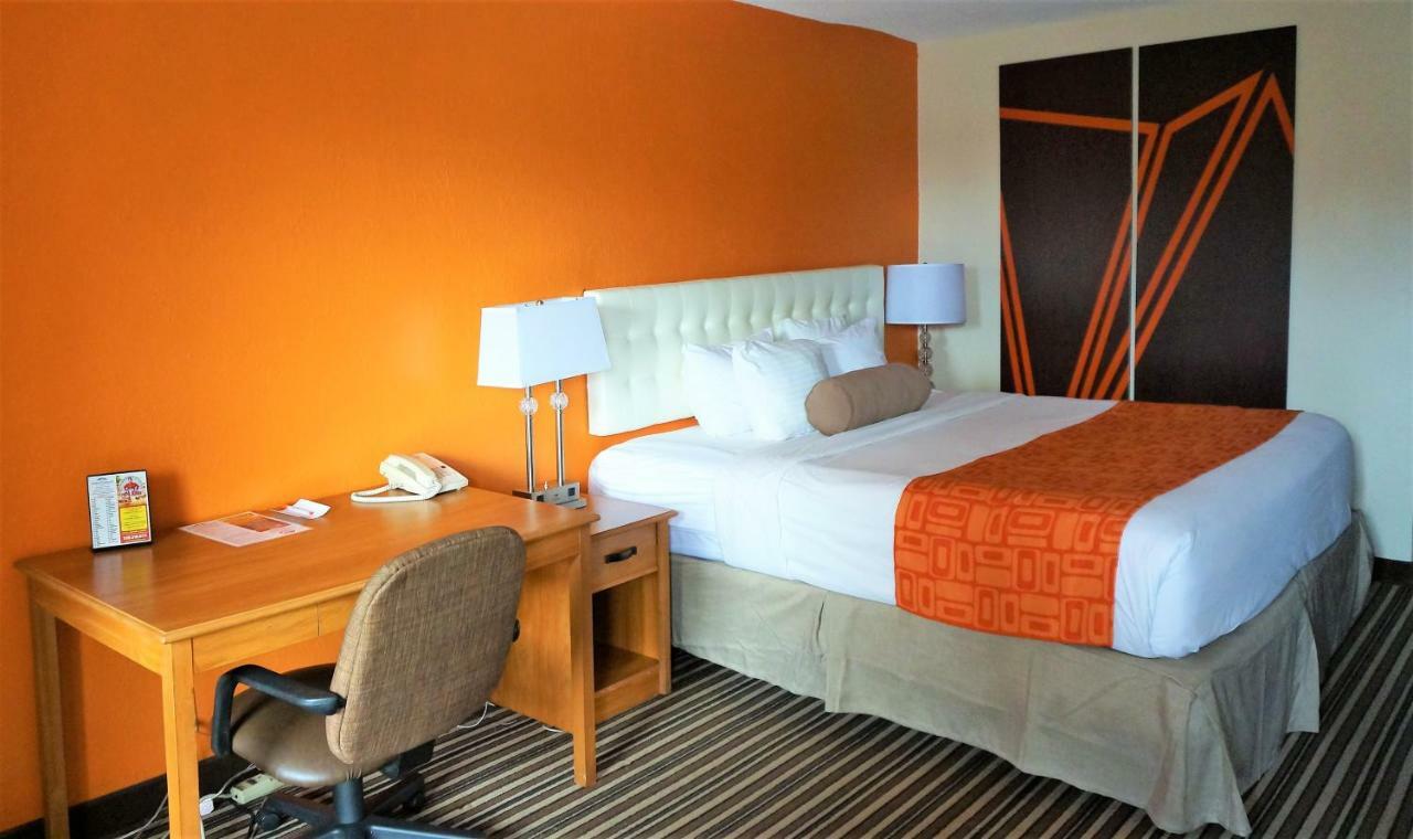 Howard Johnson By Wyndham Greensboro Near The Coliseum Extérieur photo