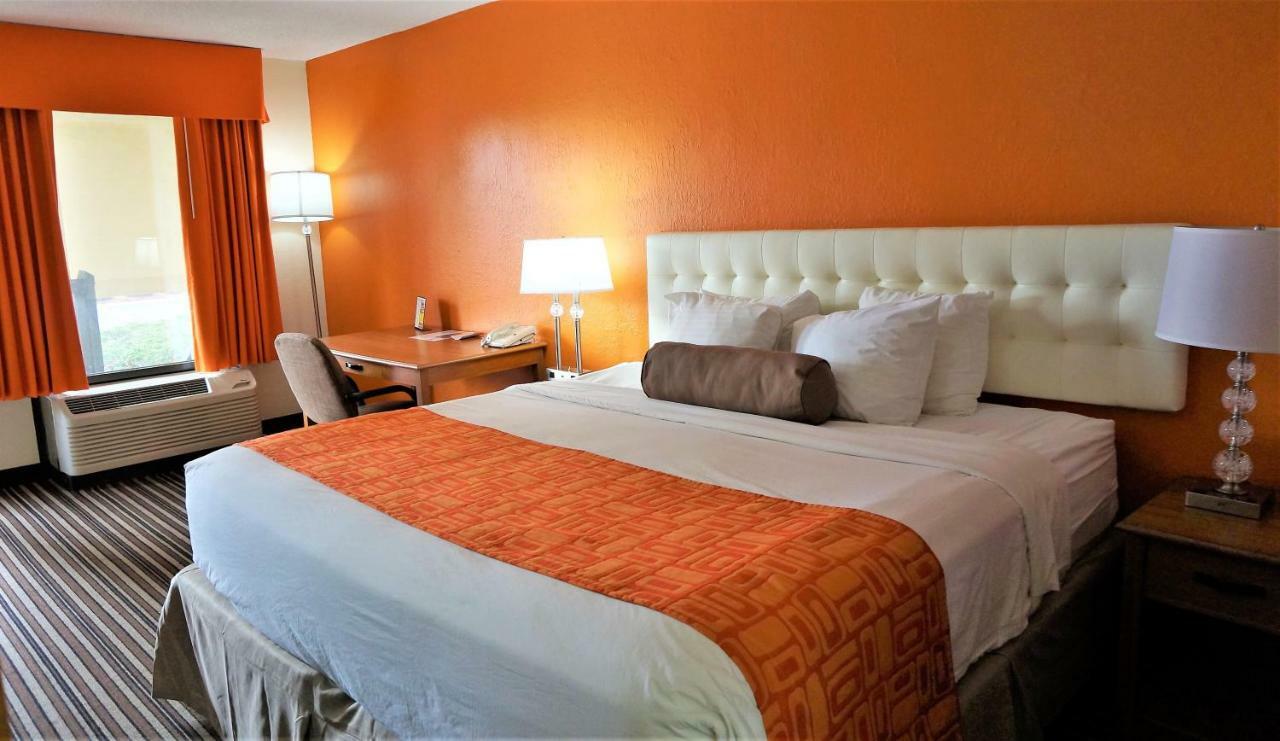 Howard Johnson By Wyndham Greensboro Near The Coliseum Extérieur photo