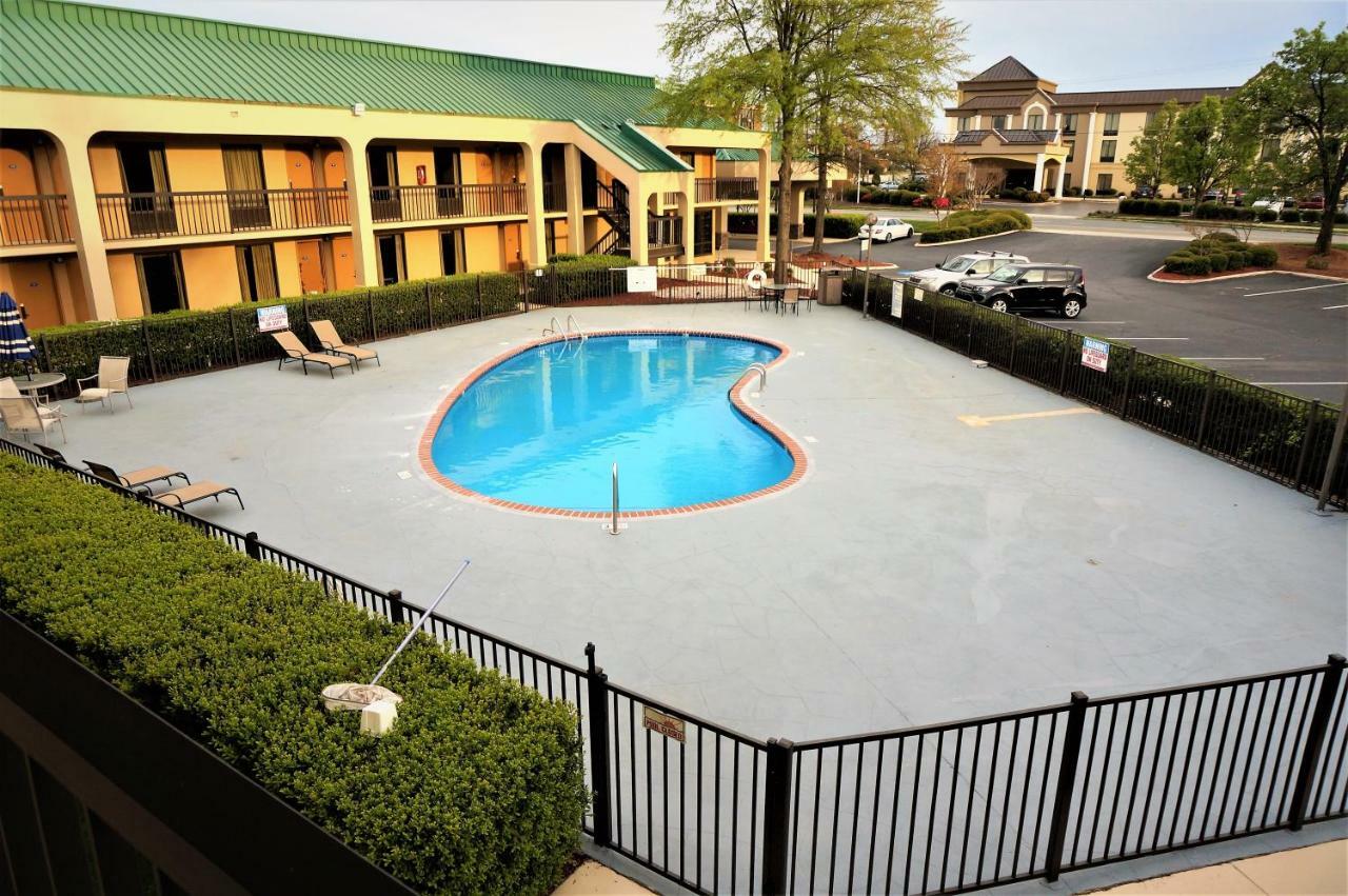 Howard Johnson By Wyndham Greensboro Near The Coliseum Extérieur photo