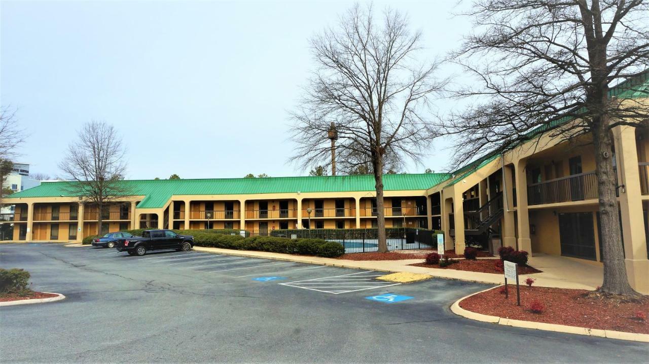 Howard Johnson By Wyndham Greensboro Near The Coliseum Extérieur photo