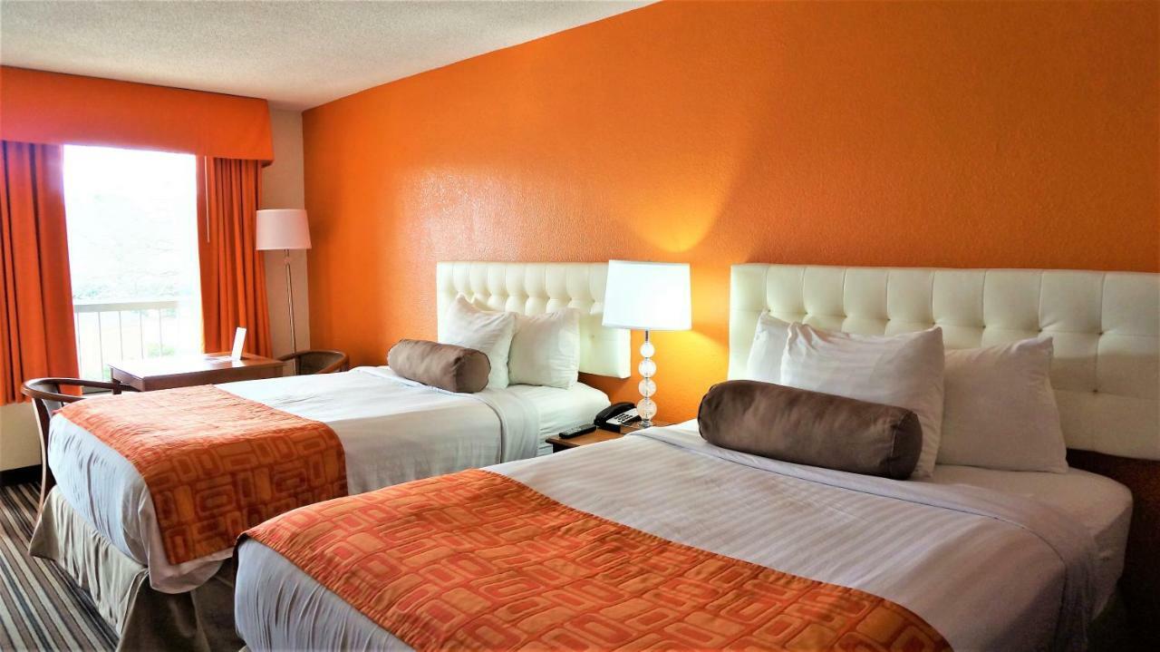 Howard Johnson By Wyndham Greensboro Near The Coliseum Extérieur photo