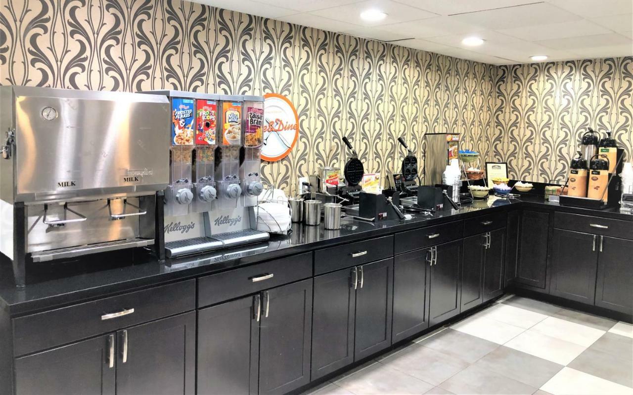 Howard Johnson By Wyndham Greensboro Near The Coliseum Extérieur photo