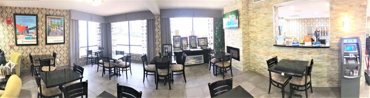 Howard Johnson By Wyndham Greensboro Near The Coliseum Extérieur photo